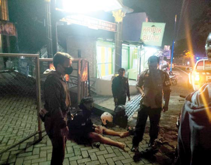 EVAKUASI: Korban Muhammad Akbar Umam, 16, dilarikan ke RS Bhayangkara TK III Hasta Brata Batu pascatertimpa dahan pohon di Jalan Ir Soekarno, Desa Beji, Kecamatan Junrejo dini hari kemarin (26/11).