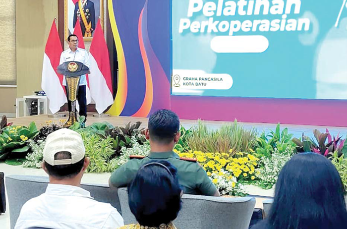 BERI ARAHAN: Wali Kota Batu Nurochman memberikan sambutan pada kegiatan Workshop Pelatihan Perkoperasian Kota Batu di Gedung Graha Pancasila Balai Kota Among Tani Batu kemarin (26/11).