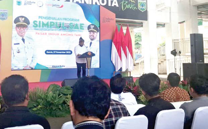 BERI ARAHAN: Wakil Wali Kota Batu Heli Suyanto menyampaikan sambutan dalam giat pengenalan Sistem Informasi Manajemen Pasar Unggul (Simpul) Smart, Accurate, Efficient (SAE) di Pasar Induk Among Tani