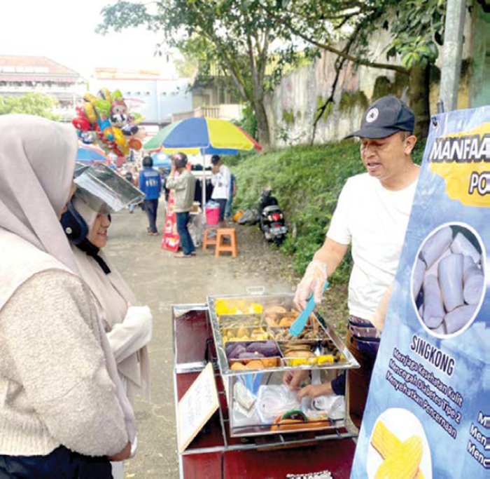 MENU SEHAT: Beberapa pengunjung CFD Mbatu Sae menyerbu kukusan polo pendem kemarin (30/11).
