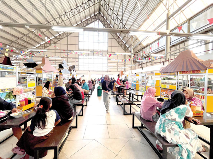 RAMAI: Kawasan Zona Kuliner Pasar Induk Among Tani tampak ramai pembeli beberapa hari lalu.