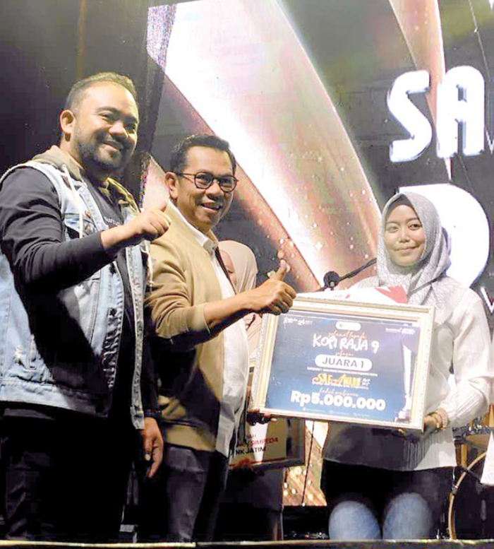 BERI PENGHARGAAN: Wali Kota Batu Nurochman menyerahkan penghargaan kepada pemenang Sae Award 2025 di halaman Balai Kota Among Tani pada Sabtu malam lalu (29/11).
