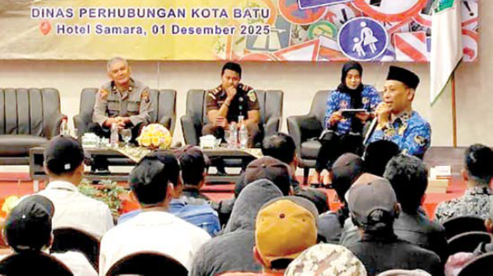 BERI ARAHAN: Kepala Dishub Kota Batu Hendry Suseno memaparkan materi etika jukir dalam kegiatan Sosialisasi Jukir se-Kota Batu di Hotel Samara Batu kemarin (1/12).