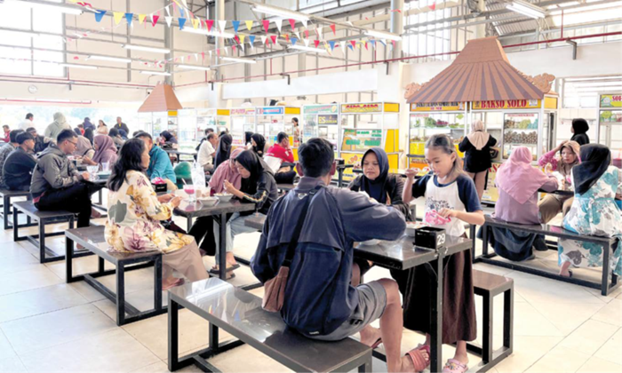 BERAKTIVITAS: Penjual dan pembeli bertransaksi di Zona Kuliner Pasar Induk Among Tani kemarin (28/11).