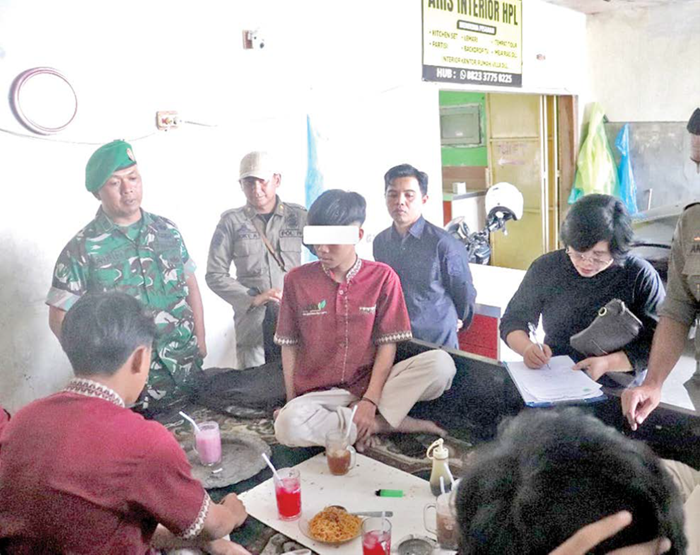DITERTIBKAN: Satpol PP Kota Batu menjaring pelajar yang bolos sekolah di sejumlah warung kopi beberapa waktu lalu.
