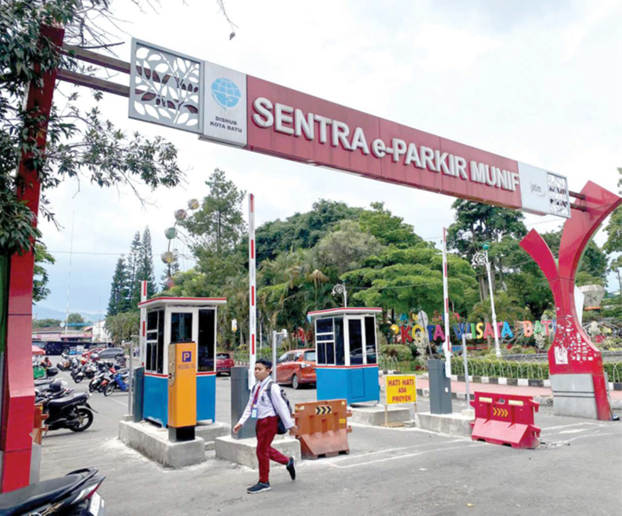 SEGERA BEROPERASI: Pemasangan gate parkir di Alun-Alun Kota Wisata Batu telah tuntas kemarin (2/12). Dishub akan uji coba mulai minggu ini.