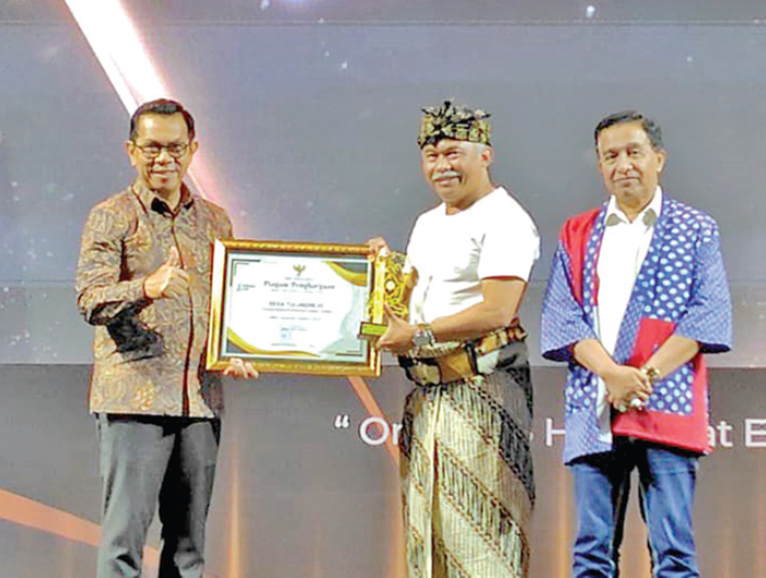 BERI APRESIASI: Wali Kota Batu Nurochman menyerahkan penghargaan kepada salah satu pelaku wisata dalam ajang Batu Tourism Award 2025 di The Singhasari Resort & Convention Batu, Selasa malam (2/12).