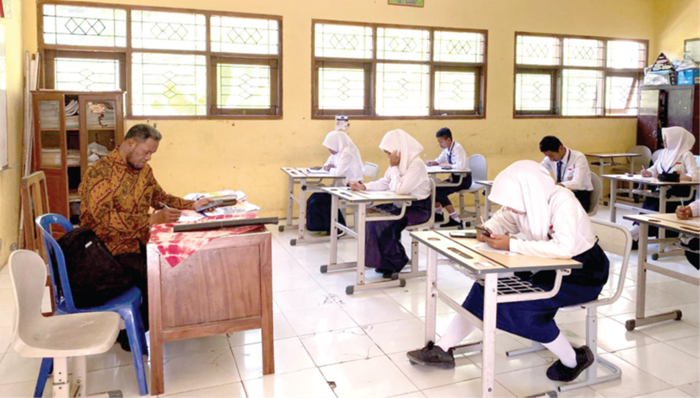 BERAKTIVITAS: Seorang guru mendampingi murid di salah satu sekolah di Kecamatan Batu beberapa waktu lalu.