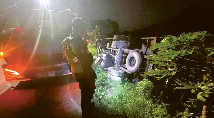PROSES EVAKUASI: Truk AG 8649 PF terguling di Jalan Raya Krisik, Dusun Sumbersari, Desa Pagersari, Kecamatan Ngantang pada Rabu malam lalu (3/12).