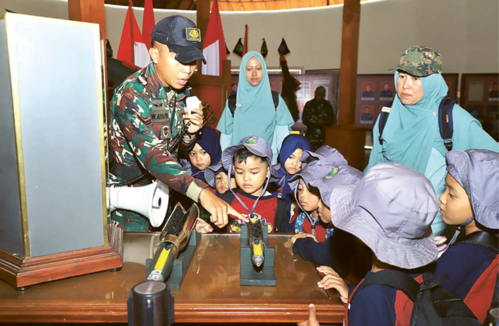 SARANA EDUKASI: Beberapa alutsista dan peta sejarah dipamerkan di Museum Sejarah Arhanud, Desa Pendem, Kecamatan Junrejo kemarin (4/12).