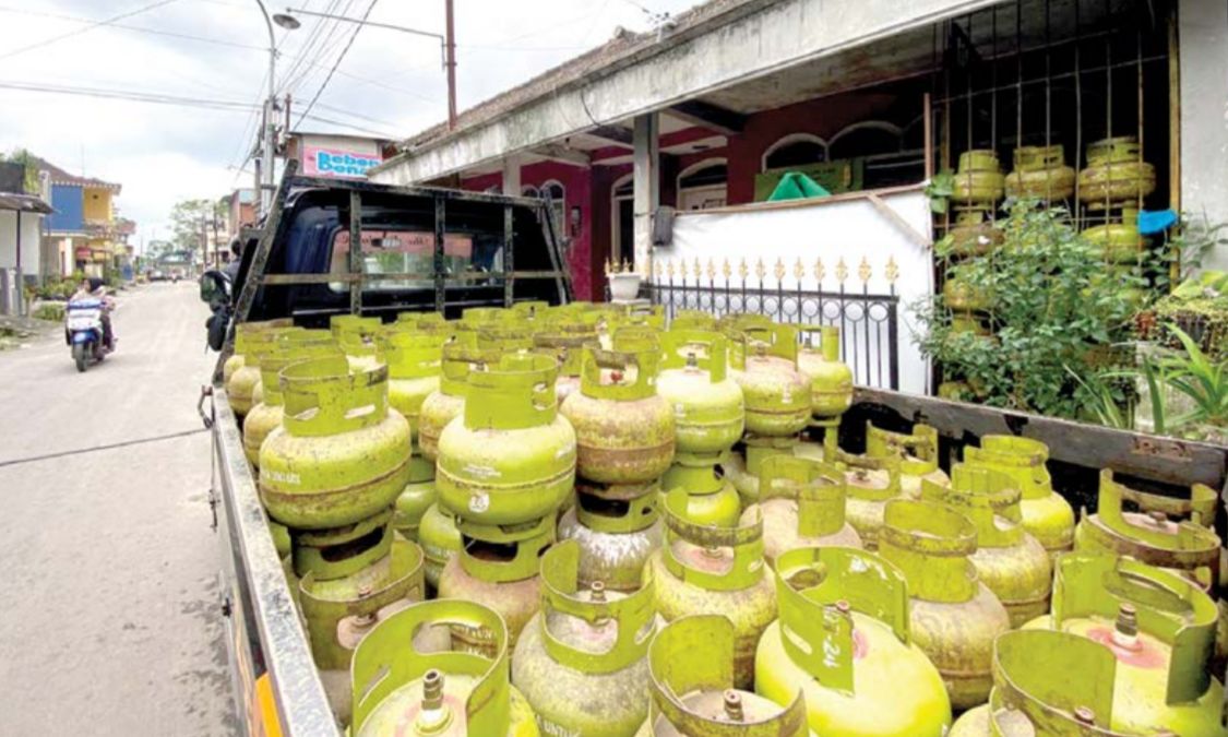 STOK AMAN: Puluhan tabung LPG 3kg tiba di pangkalan Jalan Indragiri, Desa Sumberejo, Kecamatan Batu kemarin (5/12).&nbsp;