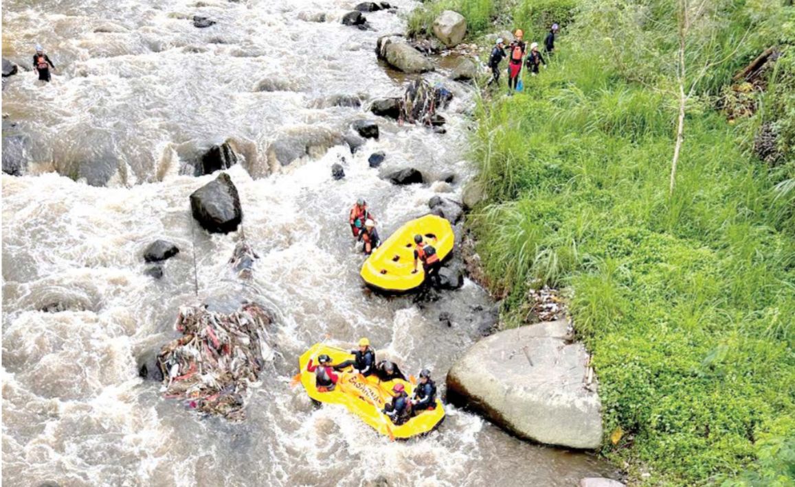 DIEVAKUASI: Proses evakuasi korban kecelakaan yang ditemukan di aliran sungai belakang Taman Kemesraan, Kecamatan Pujon, Kabupaten Malang kemarin (5/12).&nbsp;