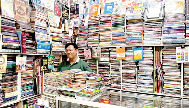 MASIH BERTAHAN: Toko Buku Yena menjadi satu-satunya toko buku yang masih aktif di Pasar Induk Among Tani. Beberapa toko lainnya memilih tutup lantaran sepi peminat.
