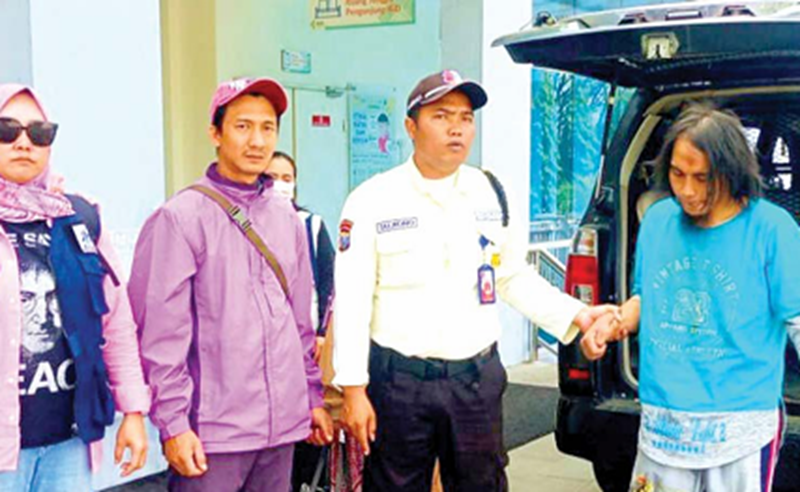 BERTUGAS: Tim Reaksi Cepat (TRC) Ratusima Kota Batu  menangani klien Pemerlu Pelayanan Kesejahteraan Sosial  (PPKS) beberapa waktu lalu.