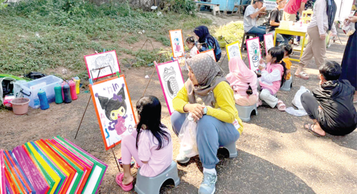 BAHAGIA: Beberapa anak tampak asyik melukis di area PKL CFD MBatu Sae kemarin (7/12).