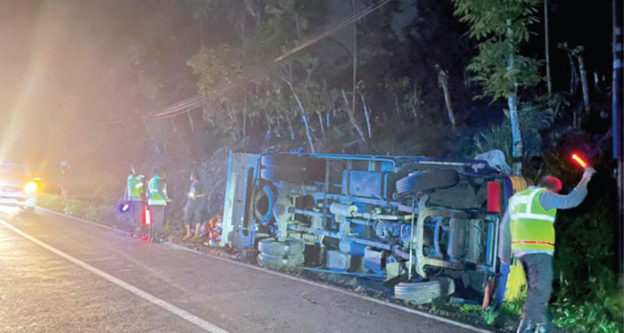 PROSES EVAKUASI: Truk bermuatan singkong terguling di Jalan Raya Jombok, Desa Jombok, Kecamatan Ngantang, Kabupaten Malang pada Sabtu malam lalu (6/12).