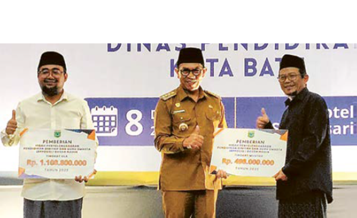 TERSALURKAN: Wali Kota Batu Nurochman menyerahkan Bosda Madin kepada salah satu pondok pesantren di The Singhasari Hotel and Resort Batu kemarin (8/12).