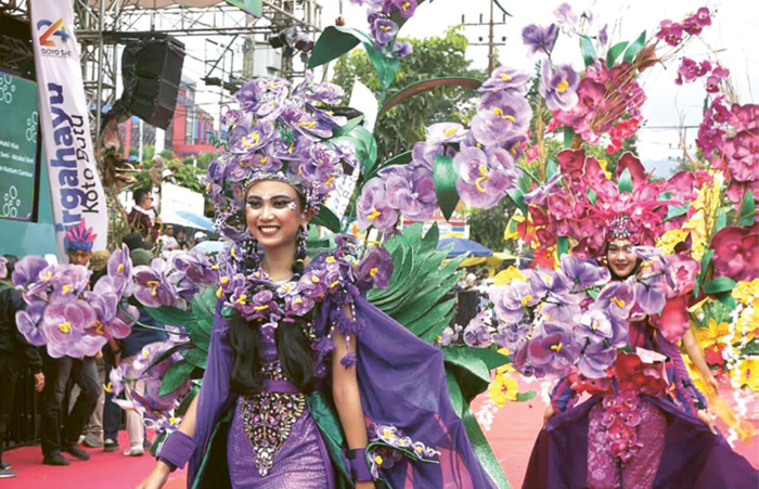 CANTIK: Salah satu kontingen Batu Art Flower Carnival melenggang di hadapan penonton beberapa waktu lalu.