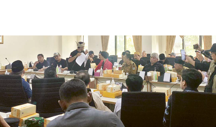 TAK TEMUI SOLUSI: Warga Dusun Sabrang Bendo, Desa Giripurno, Kecamatan Bumiaji melakukan mediasi bersama Yayasan Al Hikmah di Gedung DPRD Kota Batu kemarin (8/12).