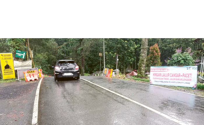 DIBUKA: Jalanan di jalur Pacet-Cangar mulai dilalui kendaraan sejak dibuka kemarin (8/12).
