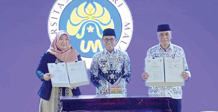 JALIN KERJA SAMA: Wali Kota Batu Nurochman menandatangi MoU bersama Universitas Negeri Malang (UM) dalam Peringatan HGN di GOR Gadjah Mada kemarin (9/12).