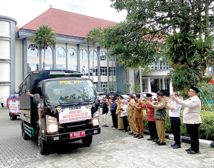 DIBERANGKATKAN: Wali Kota Batu Nurochman memberangkatkan bantuan logistik ke Aceh dan Sumatera di Balai Kota Among Tani Batu kemarin (9/12).