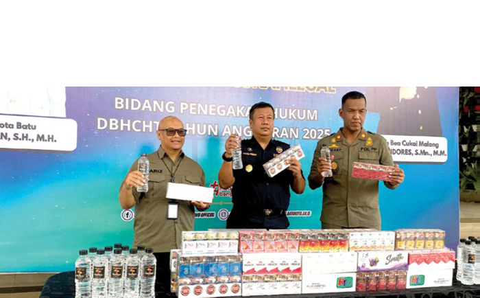 BARANG BUKTI: Kasi Penyuluhan dan Layanan Informasi Bea Cukai Malang Pitoyo Pribadi (tengah) bersama Sekretaris Satpol PP Kota Batu Fariz Pasharella (kiri) dan Plt Kabid Penegakan Perda Satpol PP Kota