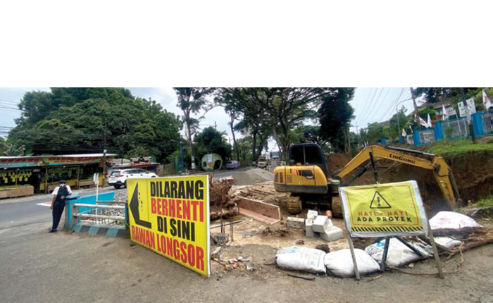 DITARGET TUNTAS: Proses pembangunan jembatan dan trotoar di Jalan Ir Soekarno, Desa Beji, Kecamatan Junrejo masih berproses kemarin (10/12).