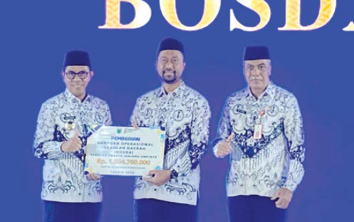 DISERAHKAN SIMBOLIS: Wali Kota Batu Nurochman menyerahkan Bosda kepada Ketua MKKS SMP Swasta Kota Batu Windra Rizkyana dalam peringatan HGN Kota Batu di GOR Gajah Mada pada Senin lalu (9/12).