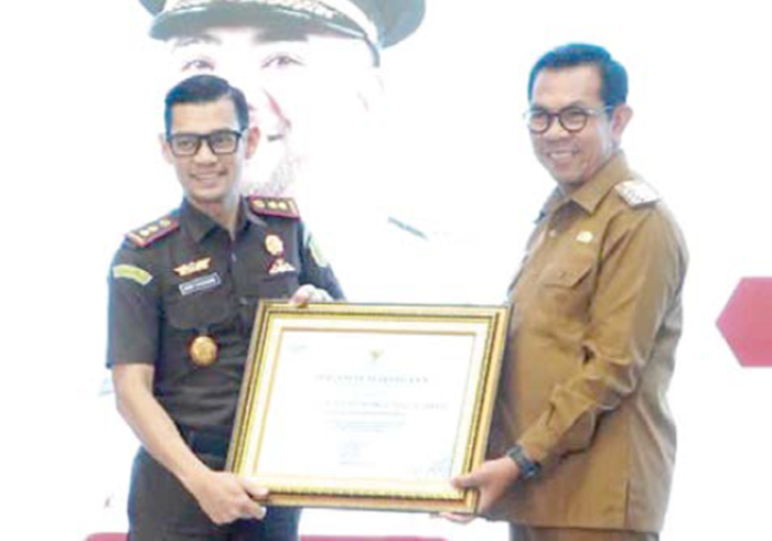 SERAHKAN ASET: Kepla Kejari Kota Batu Andy Sasongko menyerahkan aset jalan kepada Wali Kota Batu Nurochman pada 10 Desember lalu.