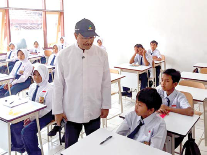 BERINTERAKSI: Menteri Sosial RI Saifullah Yusuf menyapa salah seorang siswa SRMP 14 Kota Batu saat kunjungannya beberapa waktu lalu.