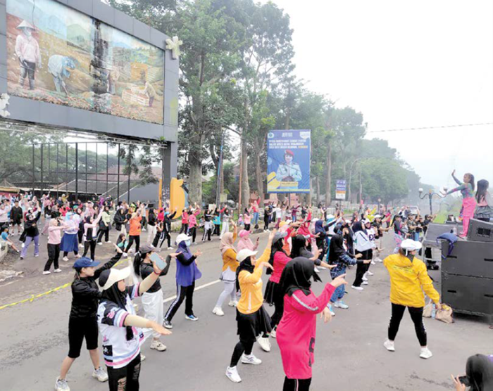 DIPADATI PENGUNJUNG: Peserta senam tampak bersemangart mengikuti gerakan yang dicontohkan instruktur zuma di CFD Mbatu Sae kemarin pagi (14/12).
