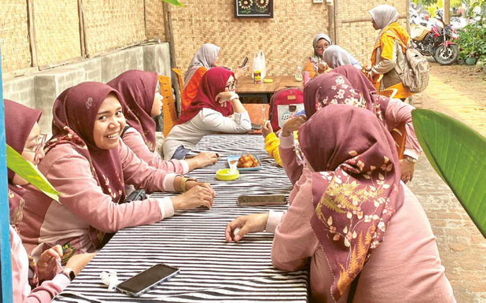 RAMAI PEMBELI: Salah satu kafe di Kota Batu dipadati pembeli beberapa waktu lalu.