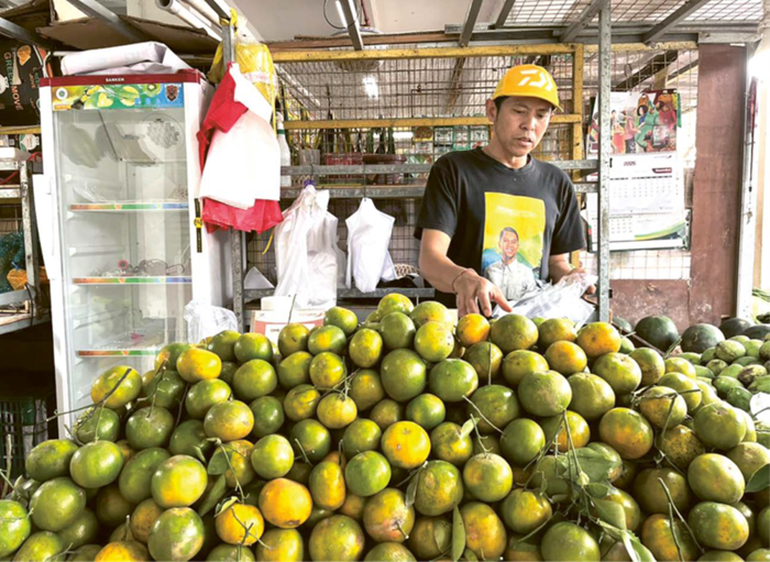 SEGAR: Stok jeruk milik Johan Bambang Irawan, salah seorang pedagang buah di Pasar Induk Among Tani kemarin (15/12).