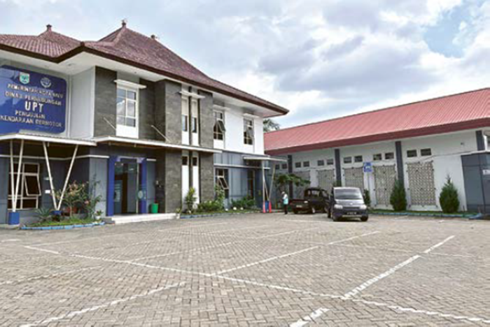 SEPI: Hanya ada dua kendaraan menunggu surat hasil uji KIR keluar di Balai Uji IR Kota Batu kemarin (15/12).