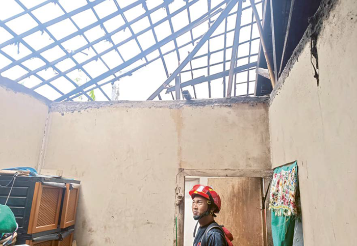 RUSAK PARAH: Atap rumah milik Suliati, warga Dusun Sumbersari, Desa Sumberejo, Kecamatan Batu rusak parah setelah diterjang angin kencang kemarin (16/12) pagi.