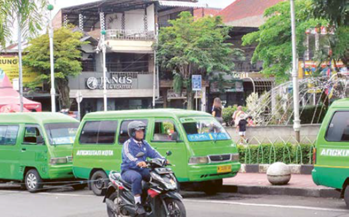 TUNGGU PENUMPANG: Beberapa armada apel gratis terparkir di kawasan Alun-Alun Kota Wisata Batu kemarin (16/12).