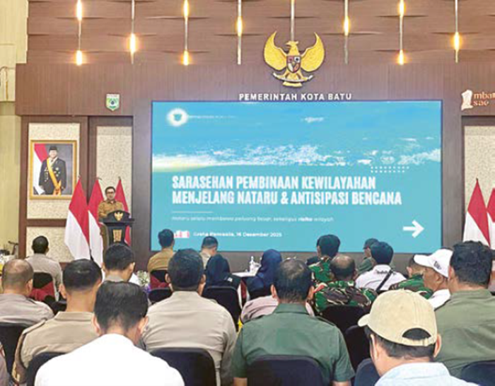 BERI ARAHAN: Wali Kota Batu Nurochman memberikan sambutan dalam kegiatan Sarasehan Pembinaan Kewilayahan Menjelang Nataru dan Antisipasi Bencana di Gedung Graha Pancasila kemarin (16/12).