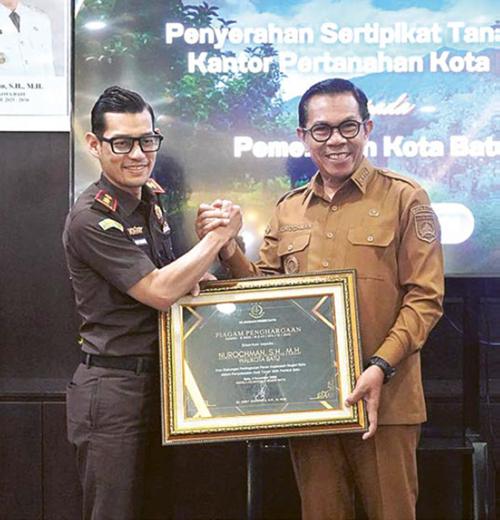 SEMRINGAH: Penyerahan aset secara simbolis dari Kepala Kejaksaan Negeri (Kejari) Kota Batu Andy Sasongko kepada Wali Kota Batu Nurochman pada 16 Desember lalu.