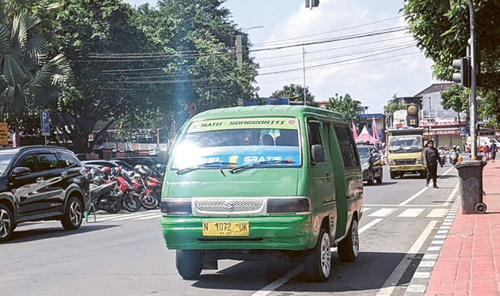 TETAP BEROPERASI: Armada Apel gratis melintas di kawasan Alun-Alun Kota Wisata Batu kemarin (17/12).