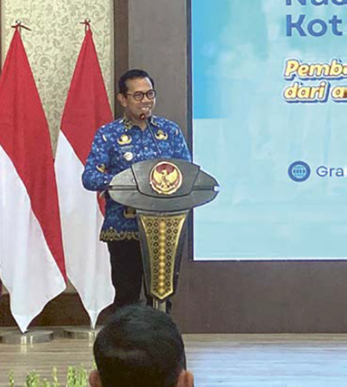 BERI SAMBUTAN: Wali Kota Batu Nurochman memberikan arahan kepada audiens dalam kegiatan Puncak Hari Kesehatan Nasional ke-61 di Gedung Graha Pancasila kemarin (17/12).