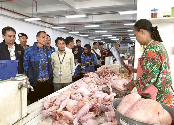 SIDAK PASAR: Tim TPID Kota Batu memantau harga sejumlah komoditas di Pasar Induk Among Tani kemarin pagi (17/12). Harga sejumlah komoditas terpantau mulai mengalami kenaikan.