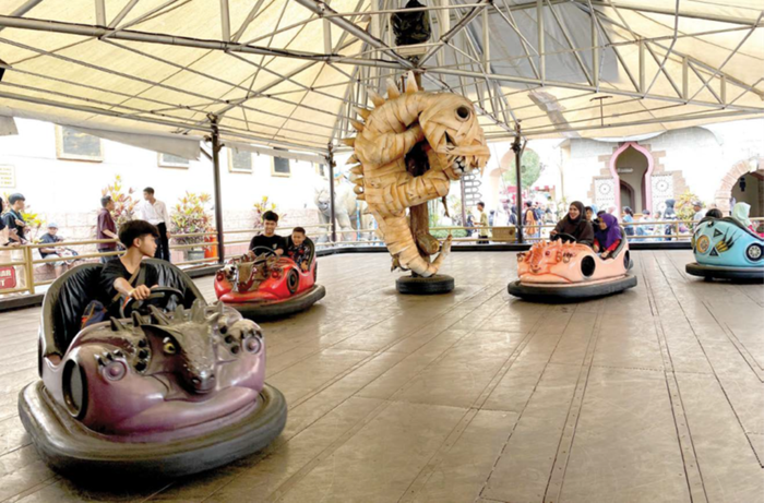 JUJUGAN WISATAWAN: Destinasi wisata Dino Park Jawa Timur Park 3 diserbu pengunjung beberapa waktu lalu.