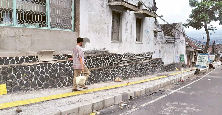 TERUS BERPROGRES: Salah satu titik trotoar yang masih dalam masa pembangunan di Jalan Brantas, Kecamatan Batu kemarin (19/12).