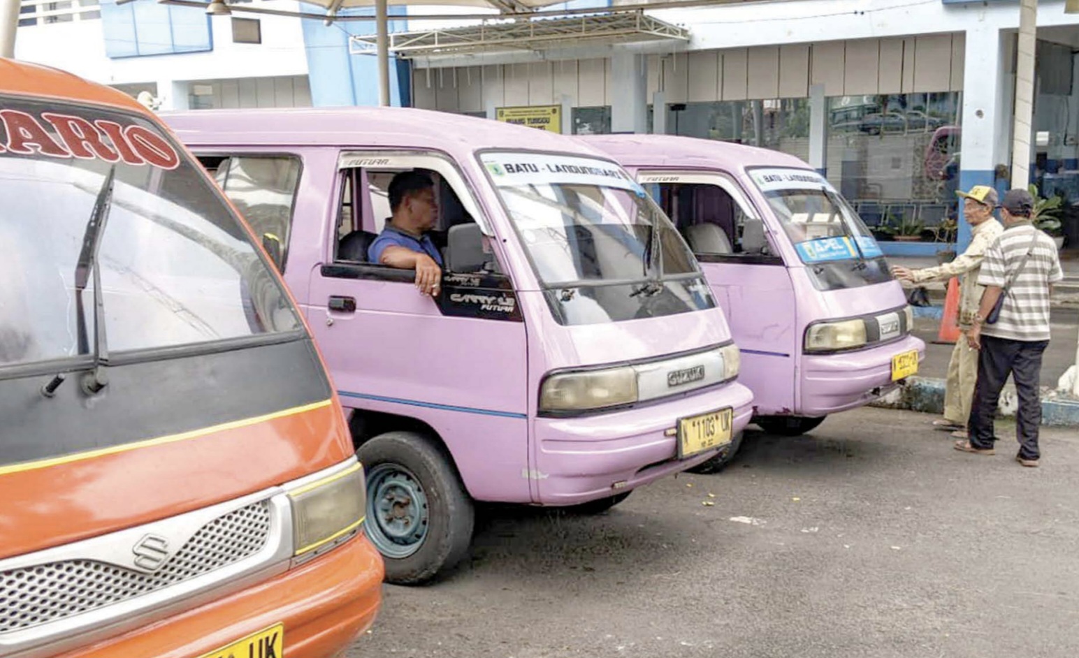 BUTUH PEREMAJAAN: Beberapa angkot terparkir di Terminal Batu beberapa hari lalu.