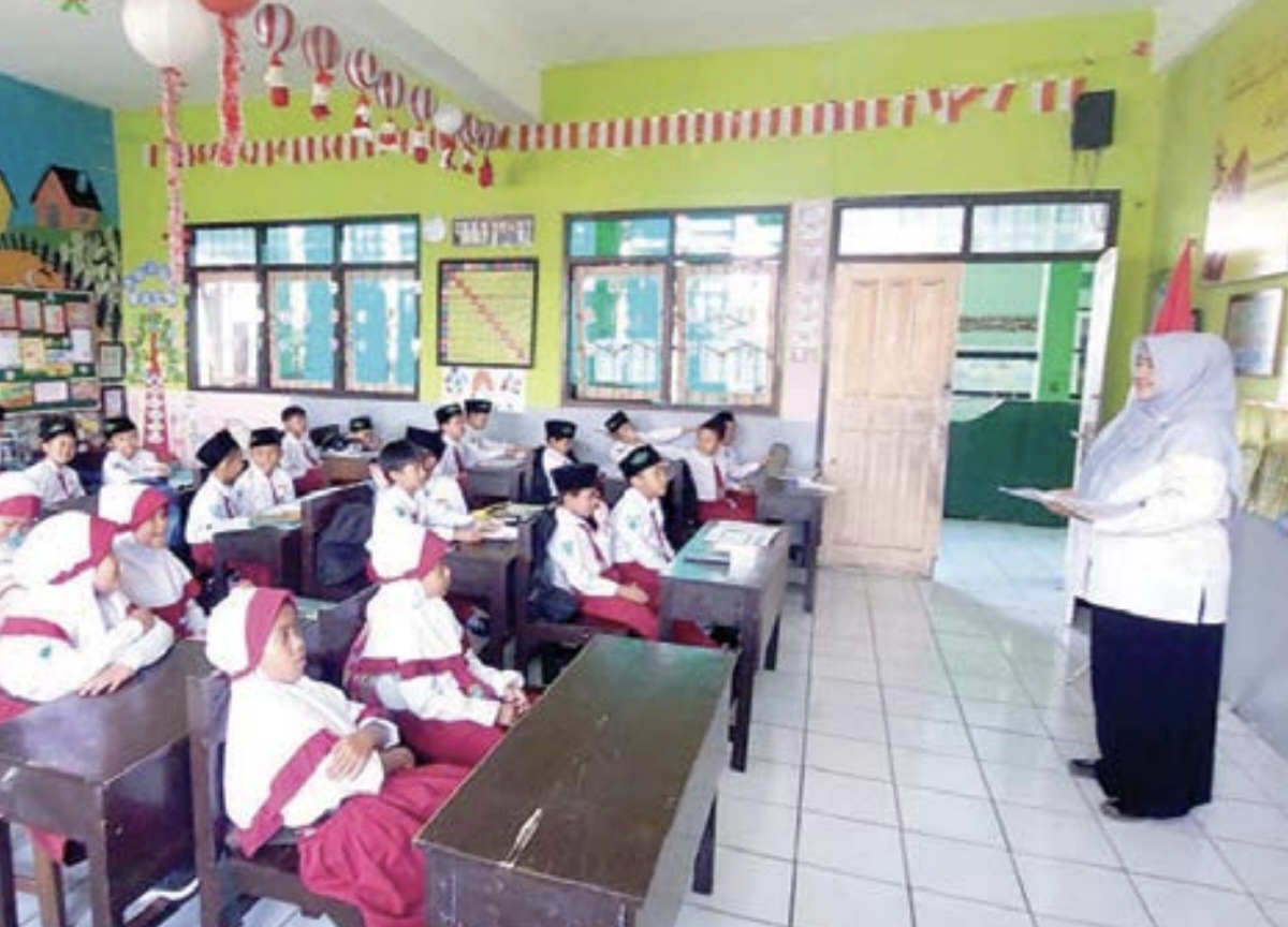 FOKUS: Guru dan siswa di salah satu Madrasah Ibtidaiyah di  Kota Batu melakukan kegiatan belajar mengajar di ruang kelas  beberapa waktu lalu.