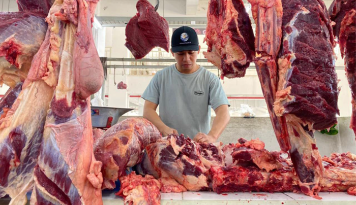 PERMINTAAN TETAP: Salah seorang penjual daging sapi di Pasar Induk Among Tani melayani pesanan pembeli kemarin (21/12).