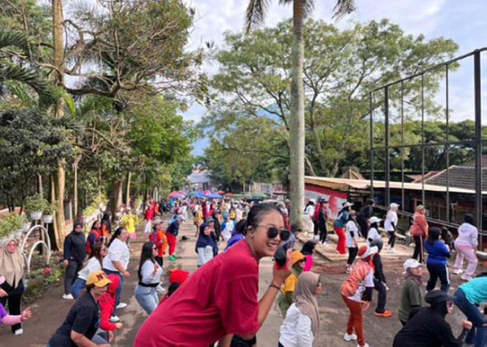 BERSEMANGAT: Peserta zumba di Car Free Day (CFD) MBatu Sae tampak kompak mengikuti gerakan yang dicontohkan instruktur kemarin kemarin (21/12).