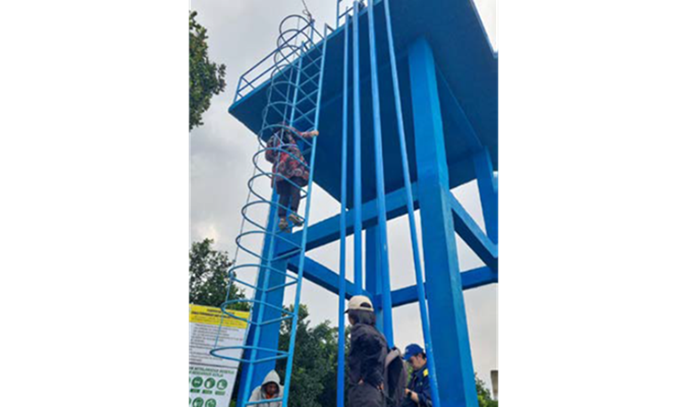 PENGECEKAN: Sejumlah petugas dari Disperkim Kota Batu melihat progres pembangunan salah satu SPAM HIPPAM di Desa Pandanrejo, Kecamatan Bumiaji yang sudah memasuki tahap Provisional Hand Over (PHO) beb