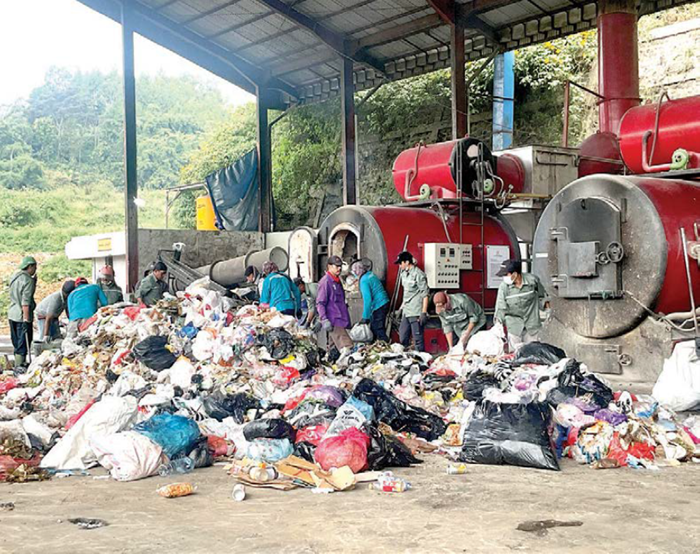 PROSES PEMBAKARAN: Para petugas sampah di TPA Tlekung membakar sampah menggunakan insinerator beberapa waktu lalu.